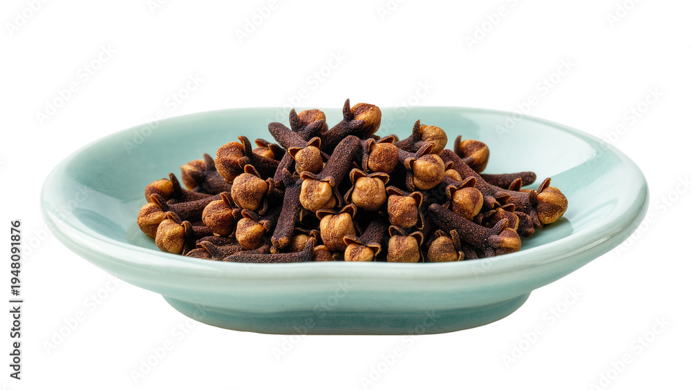 Obraz premium Isolated a small ceramic bowl filled with aromatic whole dried cloves spice for cooking.