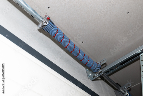 Foto Garage door torsion operating mechanism with strong tension