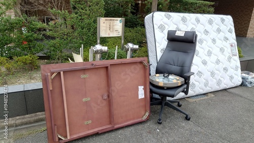 ゴミ置き場に出された粗大ゴミ