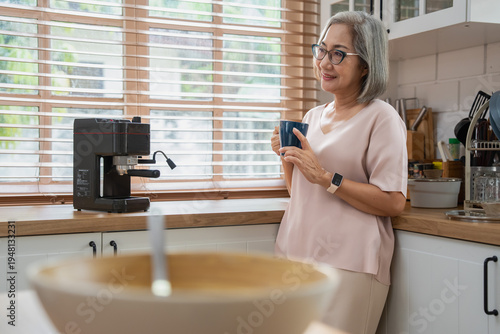Foto Morning coffee moments woman enjoying a brew in a cozy kitchen lifestyle setting