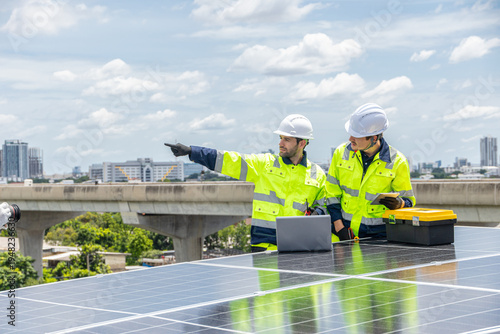 Cuadro en lienzo Professional Engineer Team Service Solar Panel