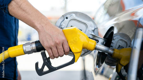 Wallpaper Mural ガソリンスタンドでハイオクガソリンの給油：価格高騰 Torontodigital.ca