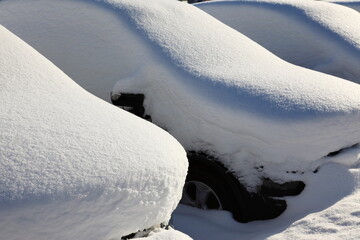 Fotobehang Voertuigen Besneeuwde auto's op winterparkeerplaats  © Willy Matheisl
