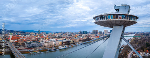 Foto UFO Bridge observation deck Bratislava above the Danube at blue hour view
