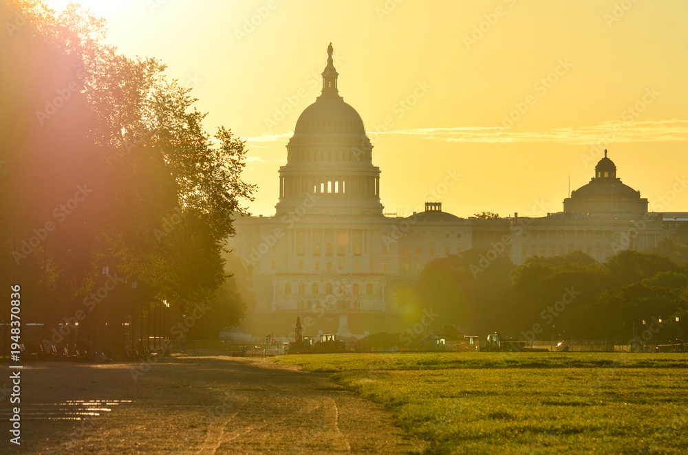 Obraz premium US Capitol Building during sunrise - Washington, D.C., United States
