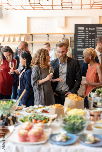 Φωτογραφία Business networking event with refreshments.