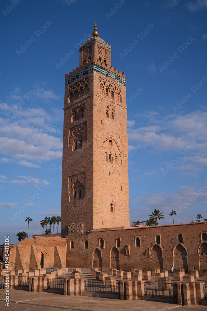 Obraz premium Koutoubia mosque minaret dominating marrakech skyline with blue sky