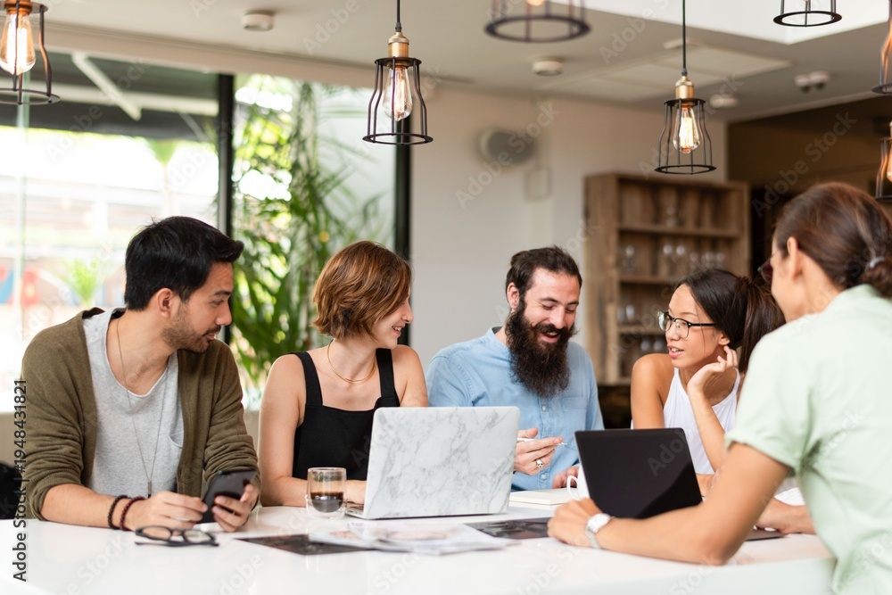 Obraz premium Team collaboration in modern office.