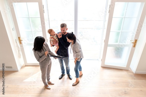 Fotografia Family viewing new home interior.