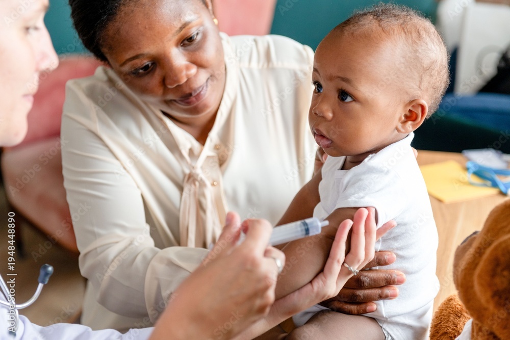 Obraz premium Doctor administering vaccine to infant.