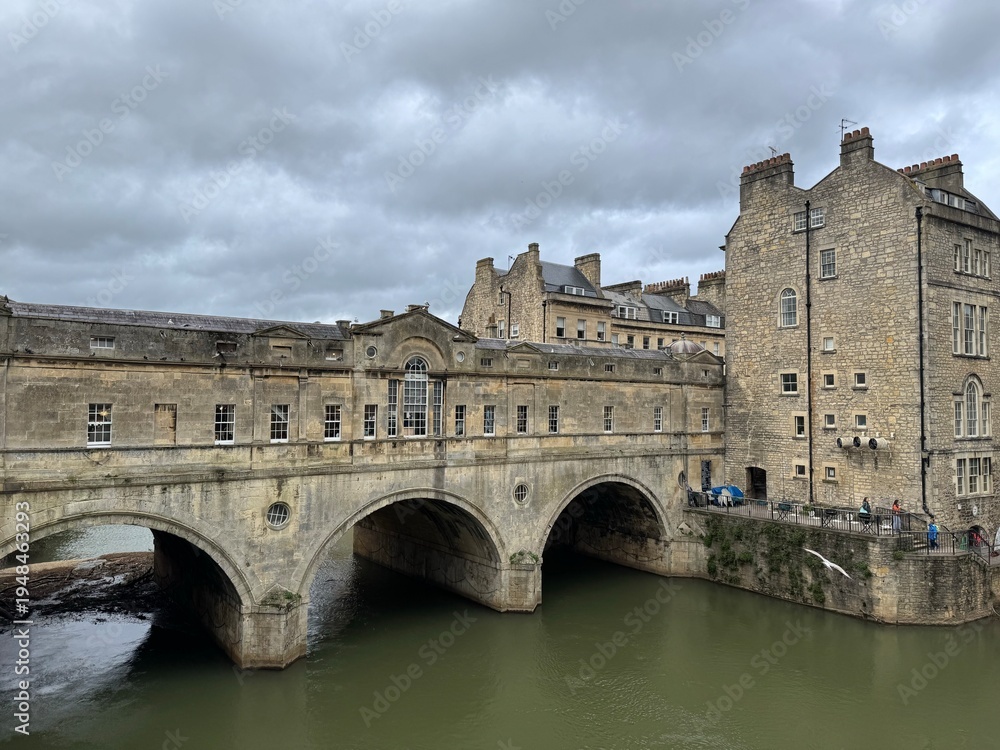Fototapeta premium Historic Pulteney Bridge over the River Avon in Bath, England.