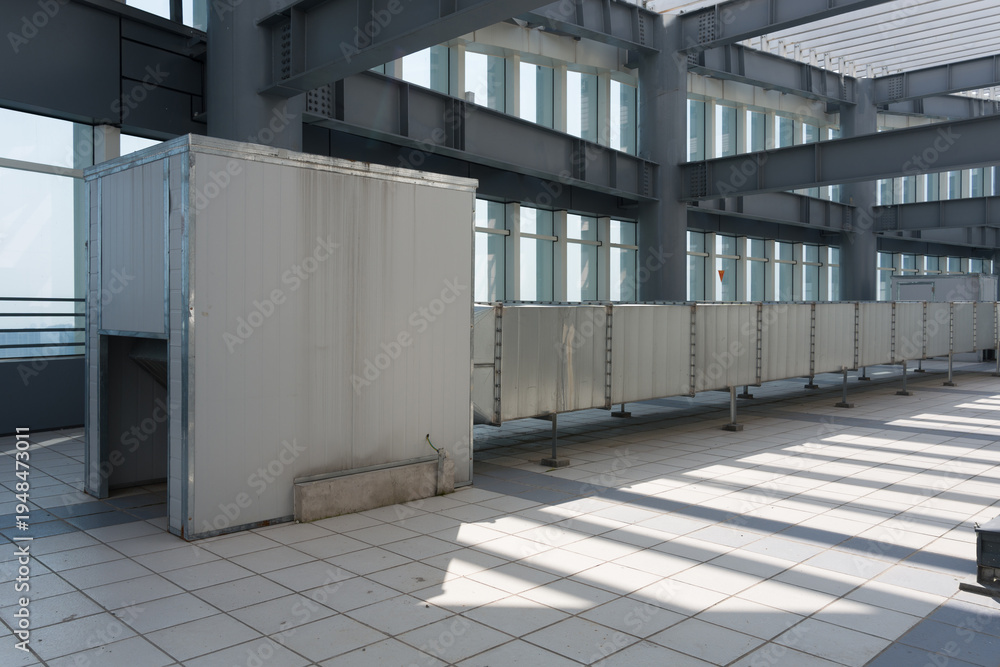 Obraz premium Metal partitions and steel structural facilities inside an industrial factory building