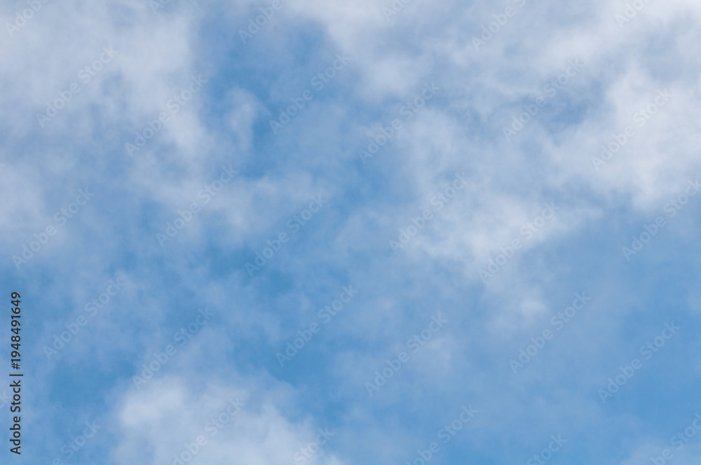 Obraz premium Soft Blue Sky with Light Clouds – Natural Cloud Background