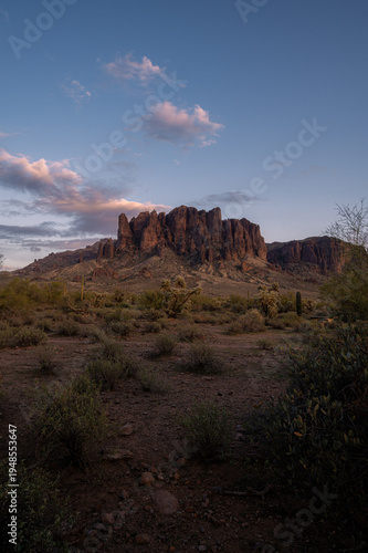 Foto Beautiful sunset at Lost Dutchman park, superstition mountains view