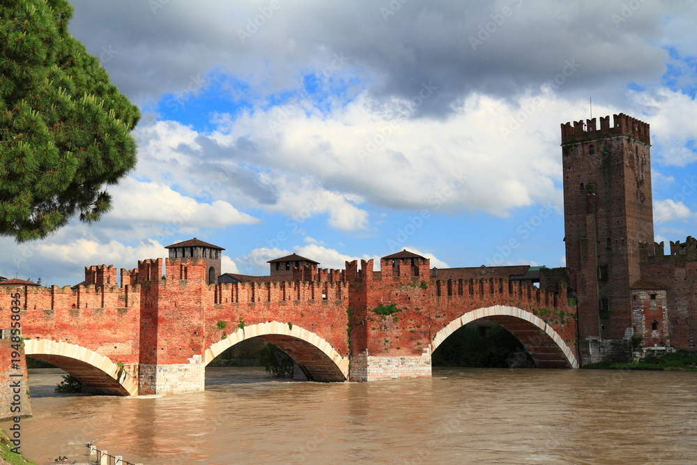 Fototapeta premium Historic verona Castel Vecchio Bridge over river in sunlight