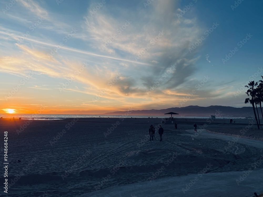 Fototapeta premium Sunset Along The Venice Beach Boardwalk
