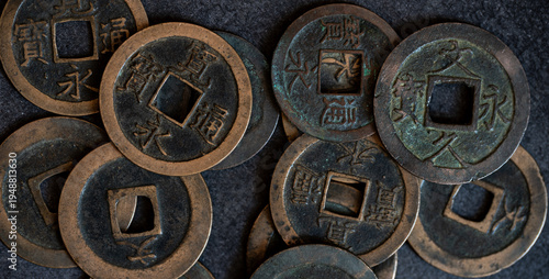 黒背景に日本の古い貨幣	