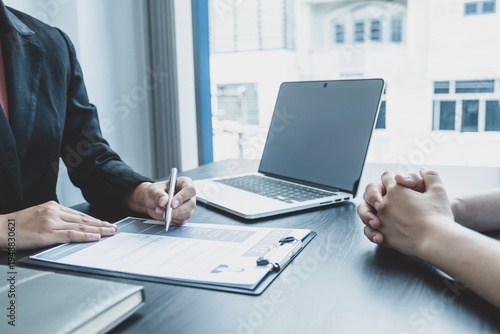 Canvastavla Business office executives are interviewing job applicants in the meeting room