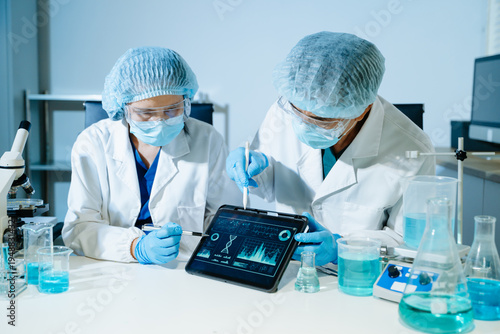 Cuadro en lienzo Medical scientists performing biotechnology laboratory research with DNA molecul