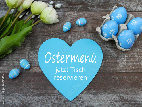 Herz mit der Aufschrift Ostermenü jetzt Tisch reservieren mit Ostereiern und Tulpen.
