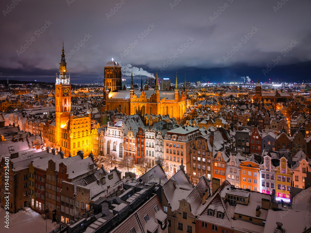 Obraz premium Aerial view of the beautiful main city in Gdansk at winter night, Poland