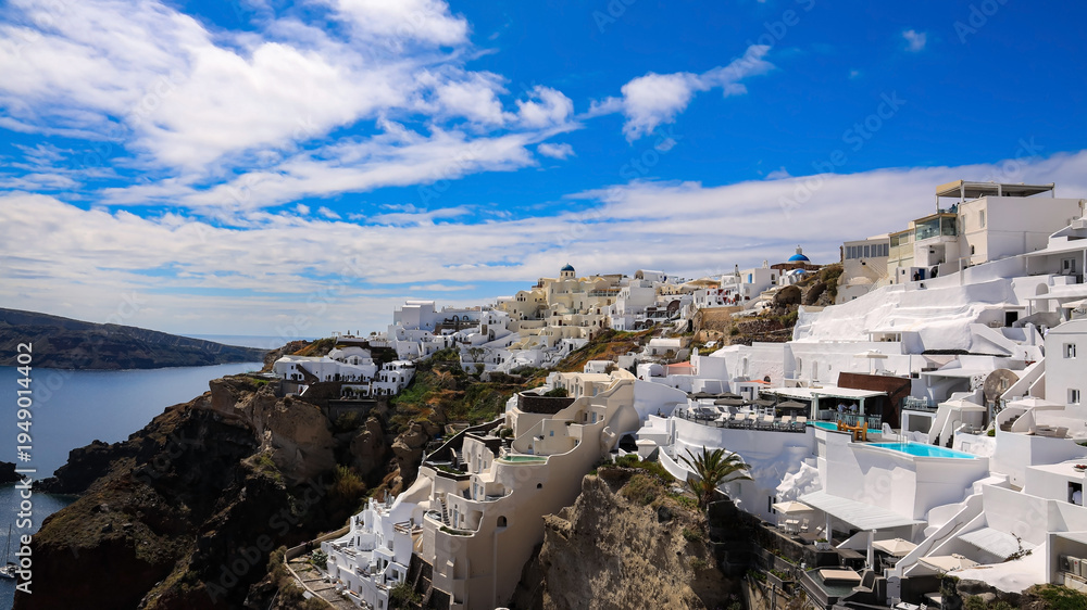 Obraz premium The famous of landscape view point with blue sky at Oia town on Santorini island, Greece