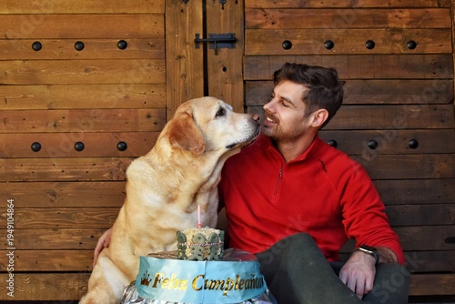 Celebrando el cumpleaños de un perro labrador