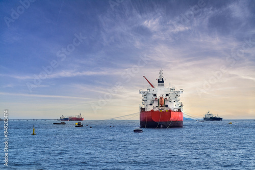 Tableau sur toile Big oil vessel anchoring in the sea waiting for port berthing in Thailand