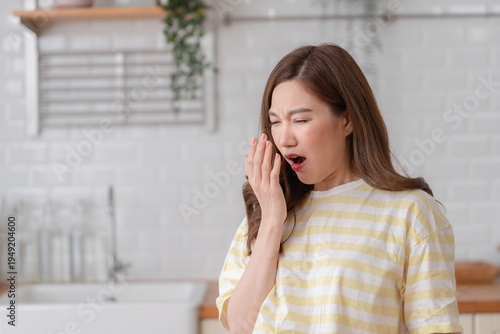 Foto Young Asian woman is checking her breath by blowing into her hand