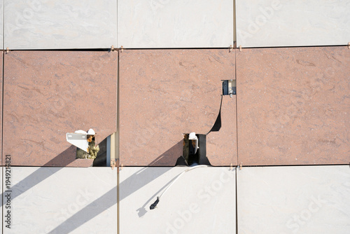 Cuadro en lienzo Poorly prepared place for air conditioner installation with broken tiles