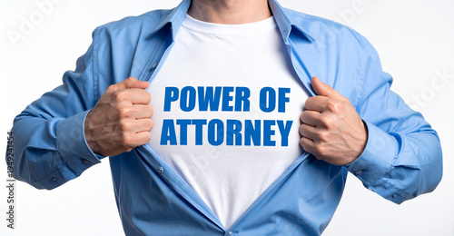 Power of Attorney - Ein Mann öffnet sein Hemd und zeigt sein TShirt