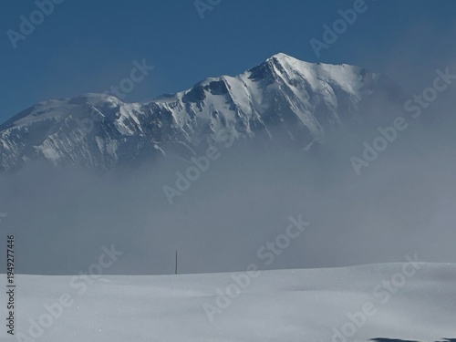 Le Mont Blanc dans les nuages 