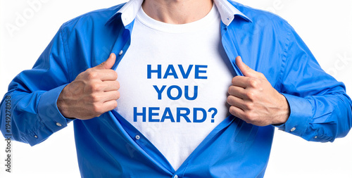 Have you heard? - Ein Mann öffnet sein Hemd und zeigt sein TShirt