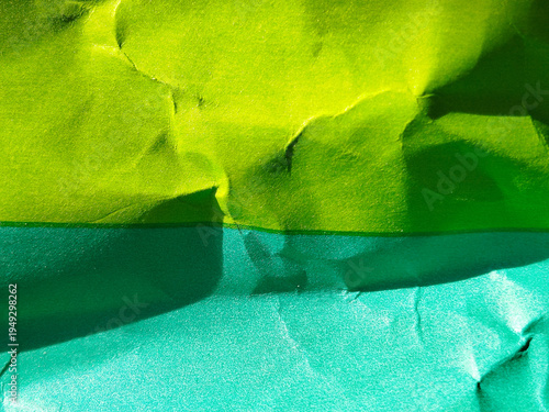Textura de papel negro arrugado con un recuadro de color verde y azul