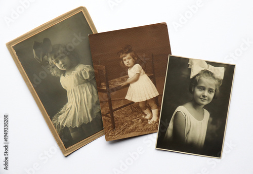 FOTOGRAFIE ANTICHE CHE RITRAGGONO UNA BAMBINA IN DIVERSE ETA'