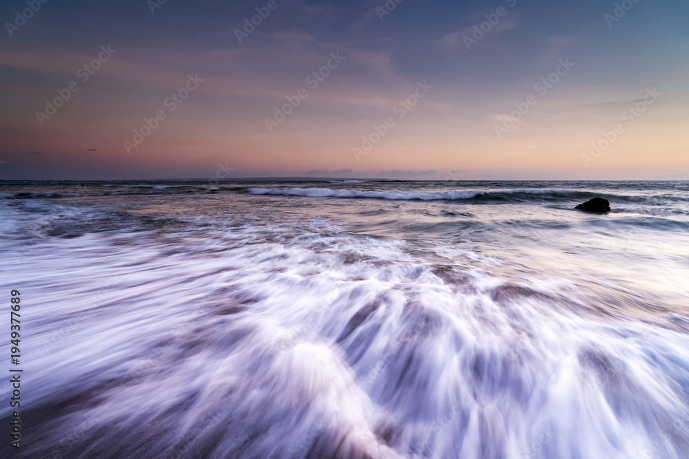 Obraz premium Waves and sunset at Echo beach Canggu Bali Indonesia