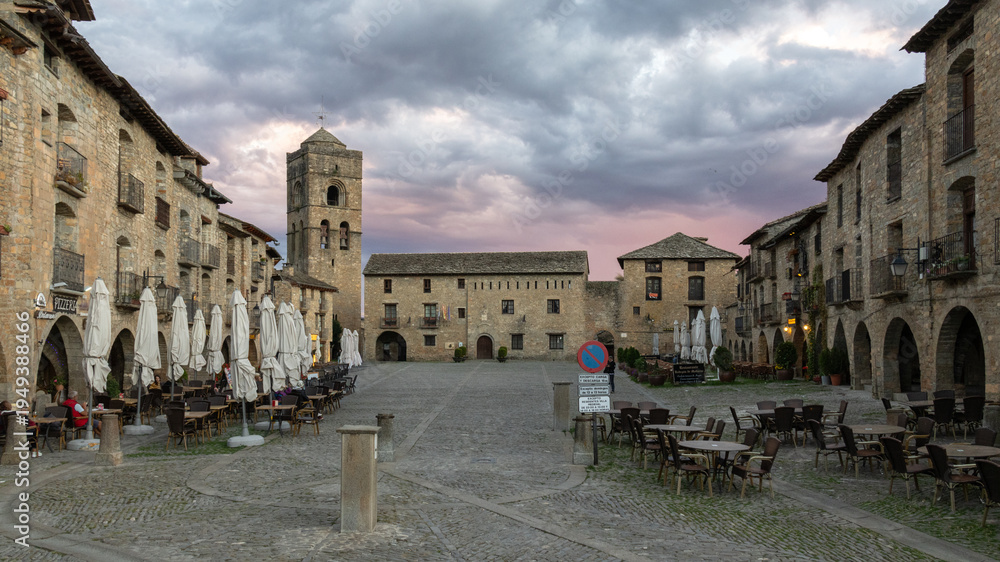 Obraz premium Place du village d'Ainsa-Sobrarbe