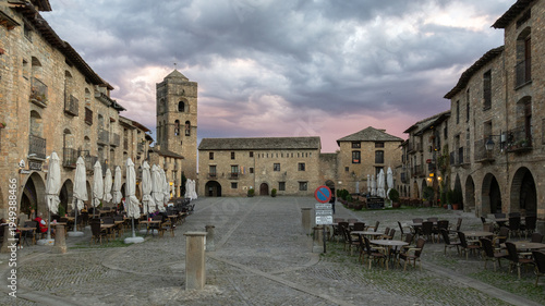 Place du village d'Ainsa-Sobrarbe