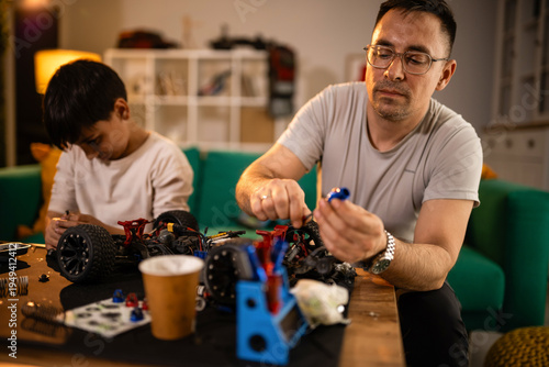 Foto Father and son building remote control car together