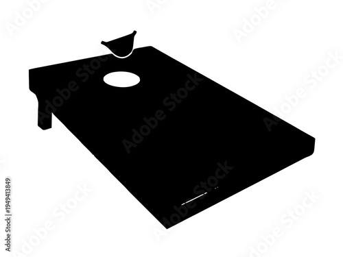 Ein Wurfbeutel fliegt auf ein geneigtes Cornhole-Brett mit rundem Loch. Das Motiv zeigt den Moment kurz vor dem Treffer.KI Generiert