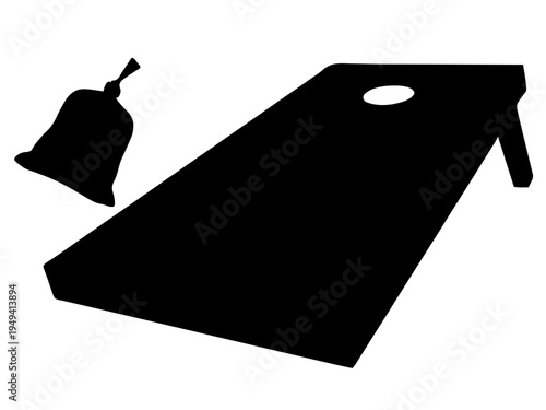 Ein Wurfbeutel fliegt auf ein geneigtes Cornhole-Brett mit rundem Loch. Das Motiv zeigt den Moment kurz vor dem Treffer.KI Generiert