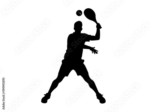 Ein Tennisspieler springt in die Luft und führt einen kraftvollen Aufschlag aus. Die Szene vermittelt Dynamik und Präzision.KI Generiert