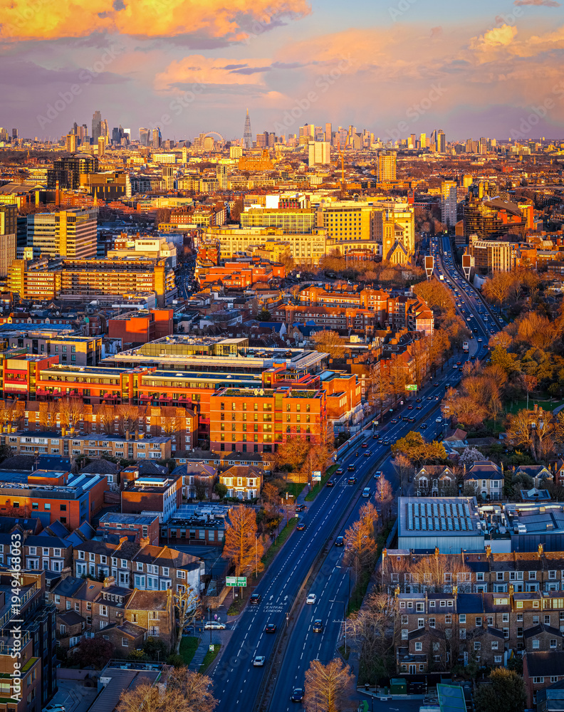 Obraz premium Golden Hour View of Hammersmith and A4 with London Skyline in Distance