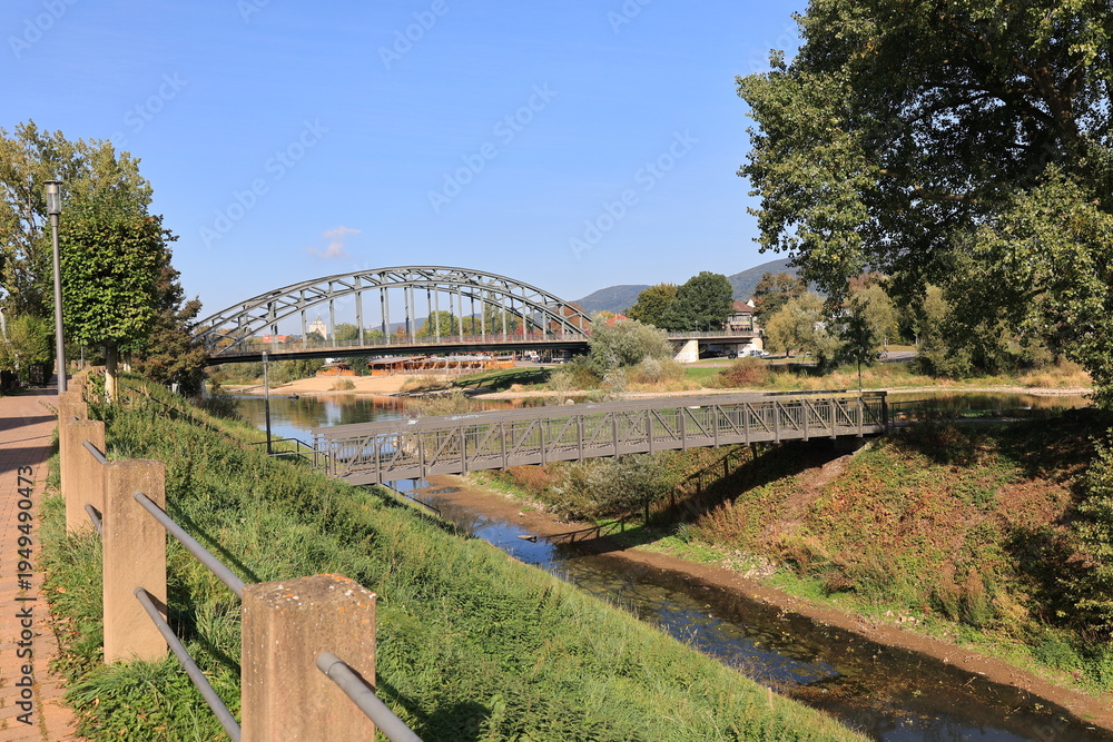 Fototapeta premium Brücke über die Weser bei Rinteln im Weserbergland 