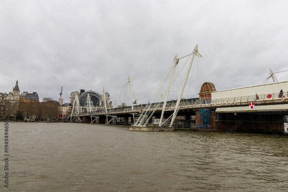 Ταπετσαρία A bridge across the waters of the Thames River in London England UK