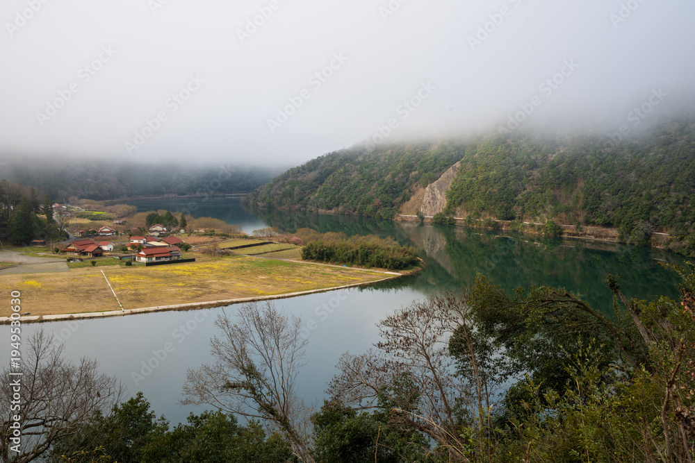Fototapeta premium 日本の島根県のとても美しい山村の風景