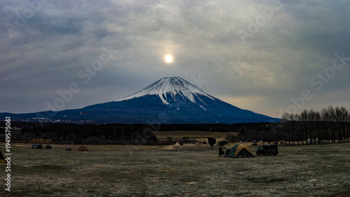 冬の朝霧高原のキャンプ場から　夜明けの富士山の絶景　　静岡県富士宮市　日本