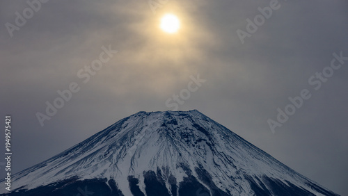 冬の朝霧高原のキャンプ場から　夜明けの富士山の絶景　　静岡県富士宮市　日本
