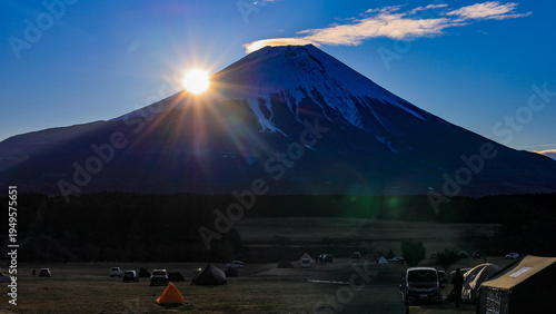 冬の朝霧高原のキャンプ場から　夜明けの富士山の絶景　　静岡県富士宮市　日本