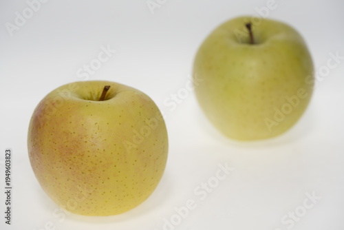 Wallpaper Mural 黄色いりんご きみと　青森県産 Torontodigital.ca